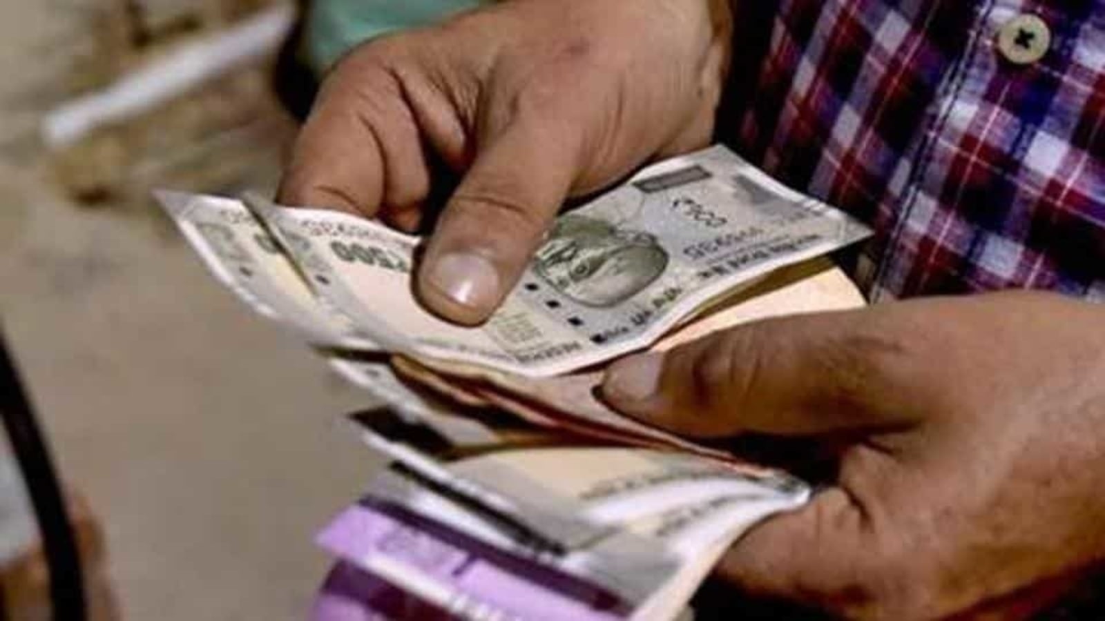 Rupee surges 20 paise to 72.71 versus US dollar in early trade - Hindustan Times