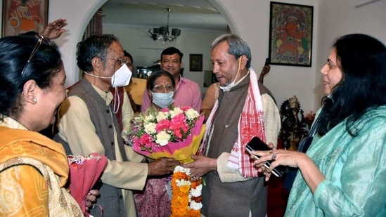 Uttarakhand Chief Minister Tirath Singh Rawat meets Major General Bhuwan Chandra Khanduri, in Dehradun on Thursday. (ANI Photo)