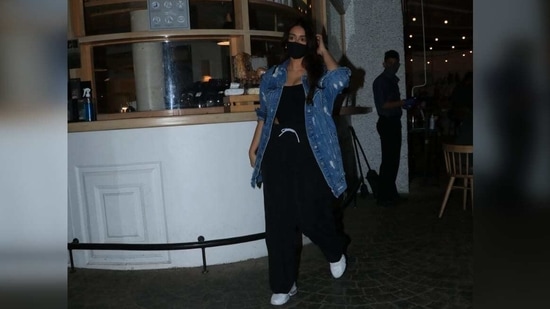 To accessorise her dinner outfit, Ileana went with a pair of white chunky sneakers and a side sling bag. (Varinder Chawla) To accessorise her dinner outfit, Ileana went with a pair of white chunky sneakers and a side sling bag. (Varinder Chawla)