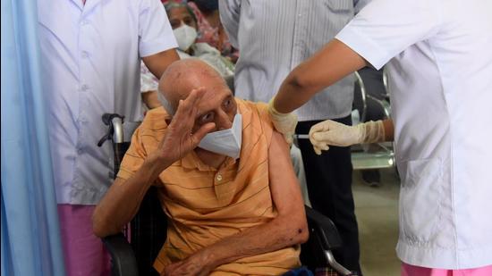A senior citizen gets vaccinated against Covid-19 at Maa Hospital in Chembur, Mumbai on Friday. (Vijay Bate / HT) A senior citizen gets vaccinated against Covid-19 at Maa Hospital in Chembur, Mumbai on Friday. (Vijay Bate / HT)