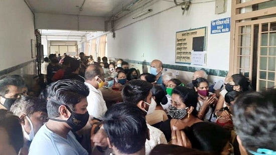 People flouting social distancing norms as they stand in a queue to get dose of Covid-19 vaccine, at a Kamla Nehru Hospital vaccination center in Pune on Monday. (ANI)(HT_PRINT) People flouting social distancing norms as they stand in a queue to get dose of Covid-19 vaccine, at a Kamla Nehru Hospital vaccination center in Pune on Monday. (ANI)(HT_PRINT)