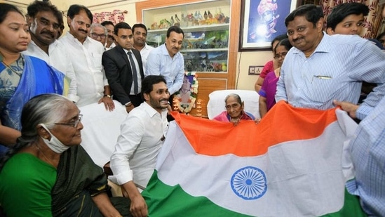 On Friday morning, Jagan went to the residence of Venkaiah at Macherla in Guntur district and felicitated the freedom fighter’s daughter Ghantasala Seetha Mahalakshmi and other family members. (HT PHOTO)