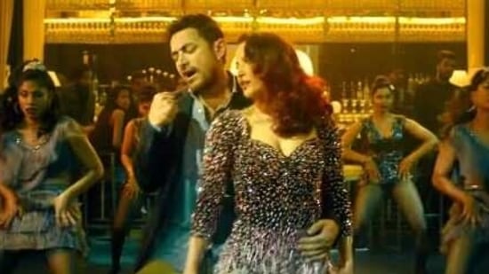 Aamir Khan and Elli AvrRam in Har Funn Maula.