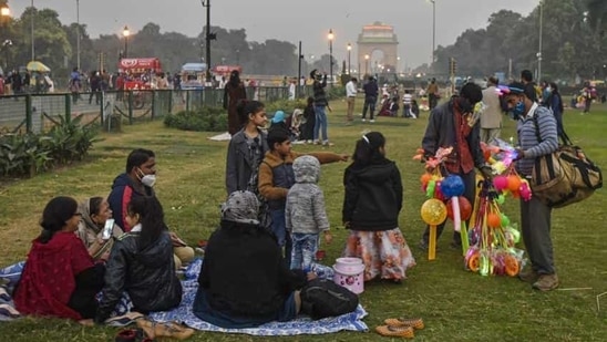 Visitors interact with toy sellers at India Gate in New Delhi (Biplov Bhuyan / HT ) Visitors interact with toy sellers at India Gate in New Delhi (Biplov Bhuyan / HT )