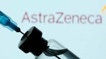 Um frasco e uma faixa são vistos na frente de um logotipo da AstraZeneca exibido nesta ilustração. (Reuters)