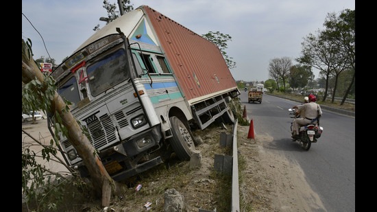 The truck involved in the accident on Ludhiana-Jalandhar highway on Saturday. (Gurpreet Singh/HT) The truck involved in the accident on Ludhiana-Jalandhar highway on Saturday. (Gurpreet Singh/HT)