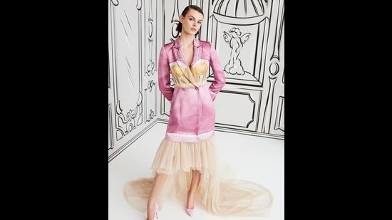 A model in a pastel look with corset accents from Moschino’s SS 21 line (Photo: Instagram/Moschino) A model in a pastel look with corset accents from Moschino’s SS 21 line (Photo: Instagram/Moschino)