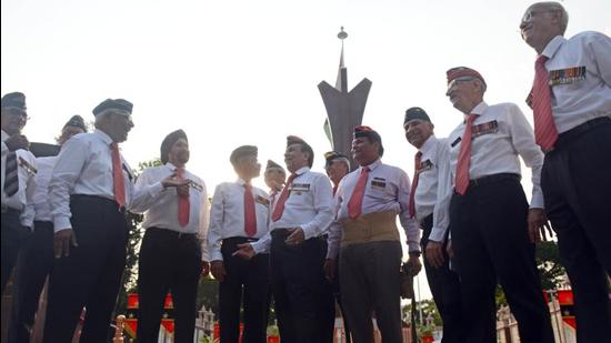 Army veterans celebrate Golden jubilee year of India-Pakistan 1971 war, at war memorial in Pune, on Saturday. (Shankar Narayan/HT PHOTO)