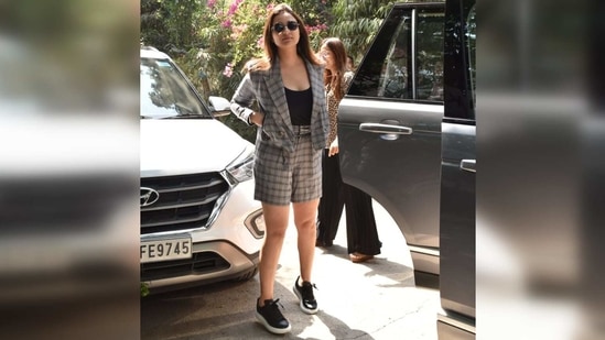 Parineeti accessorised her outfit with a pair of black sneakers and Lenon style sunnies. Which style do you prefer?(Varinder Chawla)