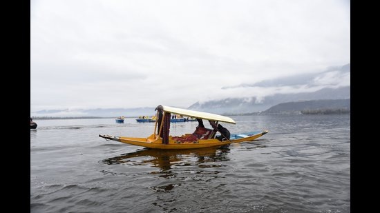 Due to the overcast skies, the maximum day temperature plunged while the night temperature hovered around normal in Kashmir on Saturday. (Waseem Andrabi/HT) Due to the overcast skies, the maximum day temperature plunged while the night temperature hovered around normal in Kashmir on Saturday. (Waseem Andrabi/HT)