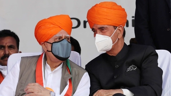 Congress leaders Ghulam Nabi Azad and Kapil Sibal.(PTI)