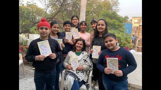 Writer and motivator Kanwalpreet Singh with young letter writers. (HT Photo) Writer and motivator Kanwalpreet Singh with young letter writers. (HT Photo)