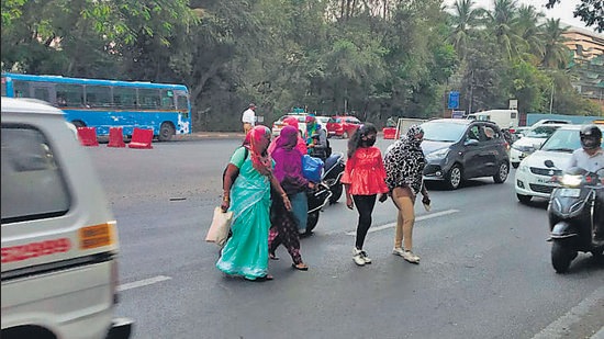 Many residents of Khairewadi and in Bhosalenagar have expressed their inconvenience in crossing the roads. (HT PHOTO) Many residents of Khairewadi and in Bhosalenagar have expressed their inconvenience in crossing the roads. (HT PHOTO)