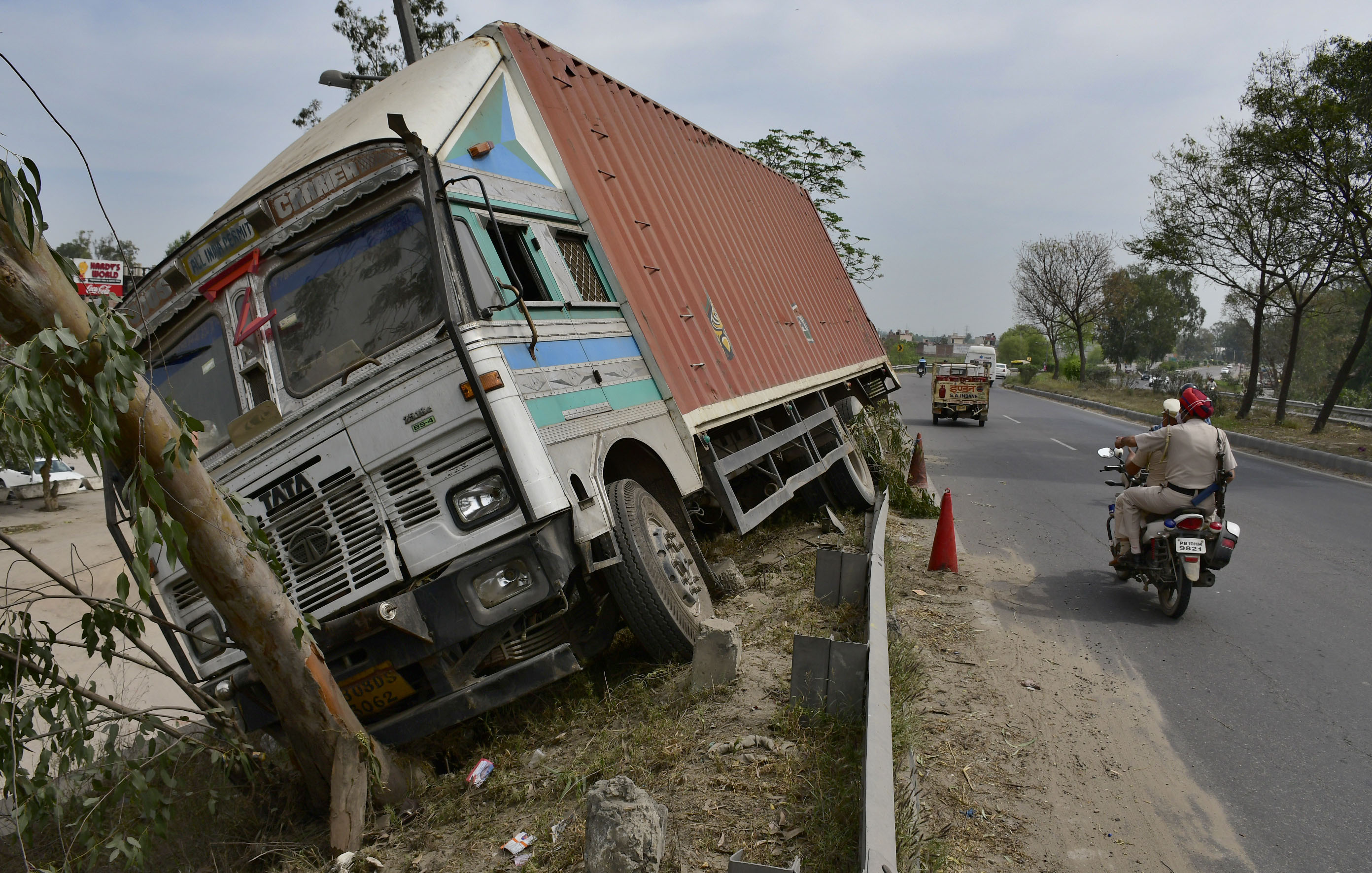 The truck involved in the accident on Ludhiana-Jalandhar highway on Saturday. (Gurpreet Singh/HT)