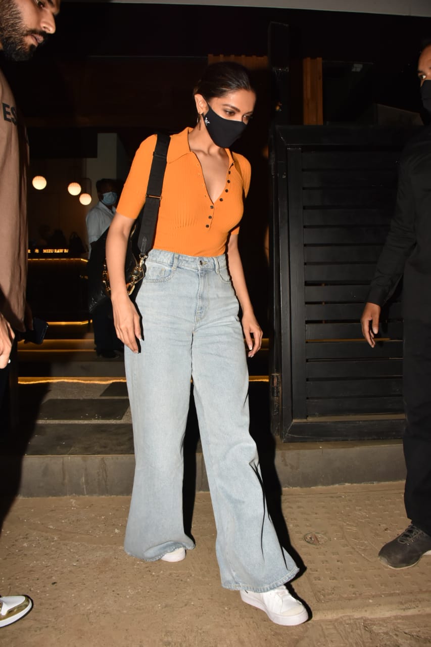Deepika Padukone went out for dinner with her sister Anisha.(Varinder Chawla) Deepika Padukone went out for dinner with her sister Anisha.(Varinder Chawla)