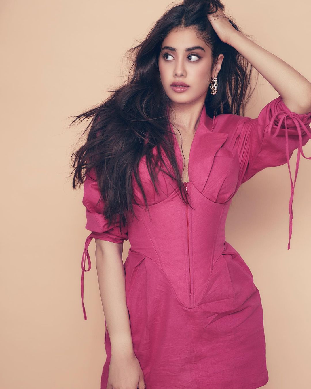 Actor Janhvi Kapoor in a corseted ensemble (Photo: Instagram/JanhviKapoor) Actor Janhvi Kapoor in a corseted ensemble (Photo: Instagram/JanhviKapoor)