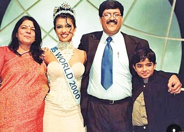 Priyanka avec sa famille après avoir été couronnée Miss Monde 2000