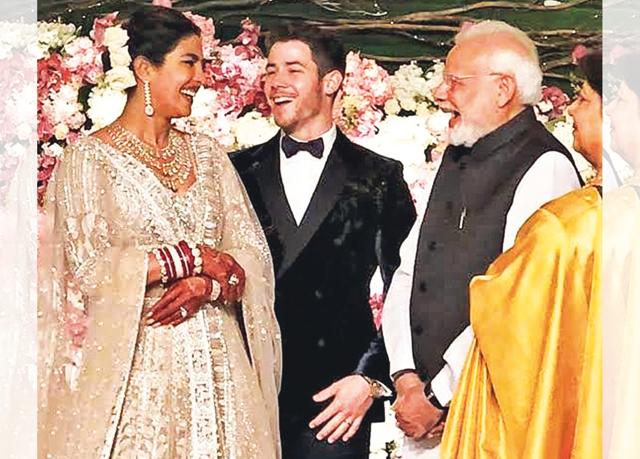 Priyanka Chopra et son mari Nick Jonas avec le Premier ministre Narendra Modi lors de sa réception de mariage en 2019