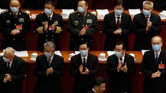Hong Kong Chief Executive Carrie Lam and other Chinese officials applaud as Chinese President Xi Jinping arrives for the opening session of the National People's Congress (NPC) at the Great Hall of the People in Beijing, China March 5, 2021. REUTERS/Carlos Garcia Rawlins(REUTERS)