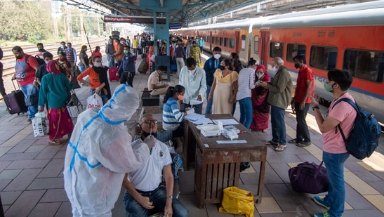 A health care worker collects swab sample from travellers for coronavirus screening at Dadar station in Mumbai, (Pratik Chorge/Hindustan Times) A health care worker collects swab sample from travellers for coronavirus screening at Dadar station in Mumbai, (Pratik Chorge/Hindustan Times)