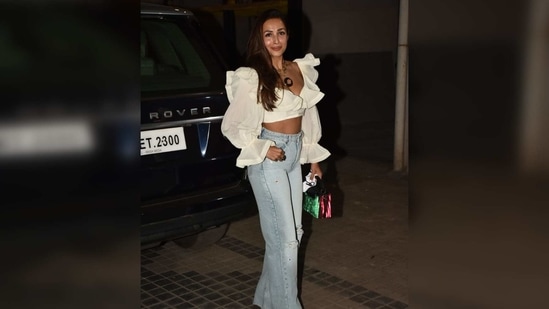 Malaika is the queen of accessorising ensembles and for last night's look she picked a pair of heels and added a pop of colour with a top handle bag. That was not all, her statement necklace also brought some oomph to the outfit.(Varinder Chawla)