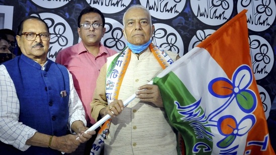 West Bengal Panchayat and Rural Development Minister Subrata Mukherjee (L) hands over the party flag to former BJP leader Yashwant Sinha, in Kolkata, on March 13. Meanwhile BJP veteran Yashwant Sinha joined TMC on March 13 and said that tipping point to join the party was the attack on Mamata in Nandigram.(PTI)