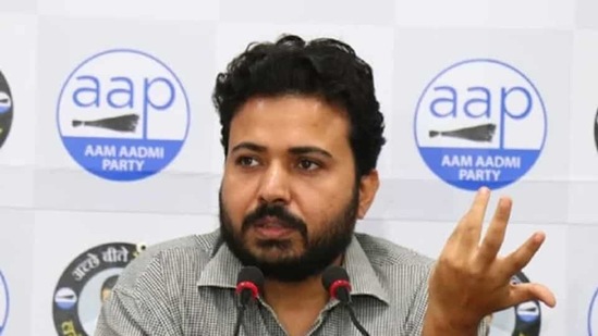 AAP leader and MCD in-charge Durgesh Pathak addressing a press conference.(Image via Twitter)