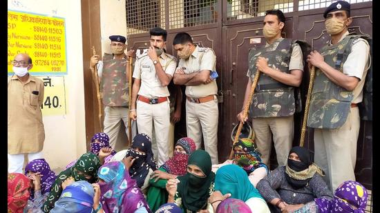 Police and paramilitary personnel stand guard as farmers stage a protest at a training camp of BJP workers in Narwana in Haryana on Sunday. (Manoj Dhaka/HT) Police and paramilitary personnel stand guard as farmers stage a protest at a training camp of BJP workers in Narwana in Haryana on Sunday. (Manoj Dhaka/HT)