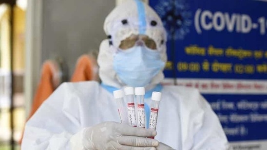 Mumbai recorded a 150-day high on Sunday with nearly 2,000 fresh cases in a day.(Parveen Kumar/HT Photo) Mumbai recorded a 150-day high on Sunday with nearly 2,000 fresh cases in a day.(Parveen Kumar/HT Photo)