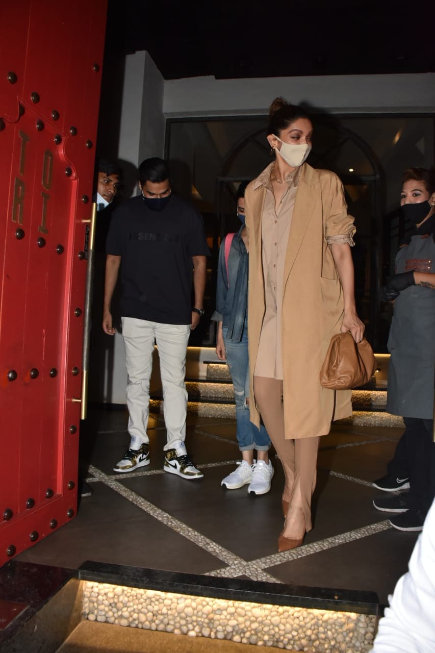 Deepika reacts while leaving the restaurant.(Varinder Chawla) Deepika reacts while leaving the restaurant.(Varinder Chawla)
