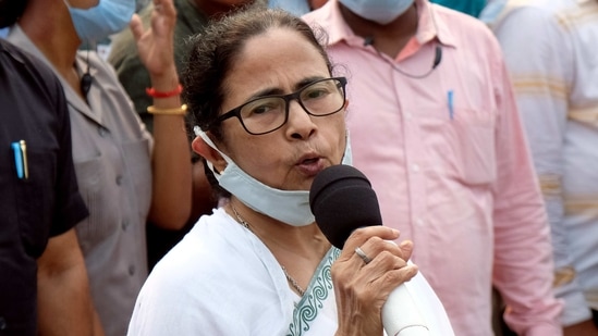 West Bengal chief minister Mamata Banerjee addresses a public rally.(ANI ) West Bengal chief minister Mamata Banerjee addresses a public rally.(ANI )