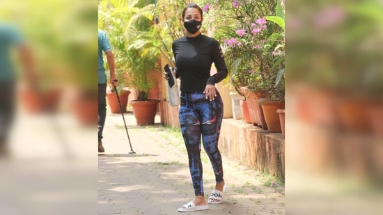 She teamed it with a pair of quirky blue and black Yoga pants. The Chaiyya-Chaiyya girl opted for dark colours for her gym look.(Varinder Chawla)