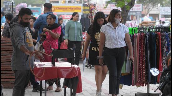 Many shoppers and vendors without masks or not properly covering their nose with it at the market in Phase 7, Mohali, on Monday. (Ravi Kumar/HT) Many shoppers and vendors without masks or not properly covering their nose with it at the market in Phase 7, Mohali, on Monday. (Ravi Kumar/HT)
