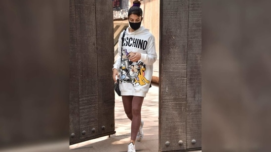 Unlike Malaika, Jacqueline Fernandez opted for a baggy gym look. She wore a large oversized Moschino hoodie.(Varinder Chawla)