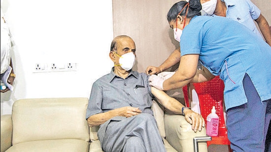 Former Maharashtra CM Manohar Joshi takes the first dose of Covid-19 vaccine at Kohinoor Hospital, Kurla in Mumbai on Monday. (Pratik Chorge/HT Photo) Former Maharashtra CM Manohar Joshi takes the first dose of Covid-19 vaccine at Kohinoor Hospital, Kurla in Mumbai on Monday. (Pratik Chorge/HT Photo)