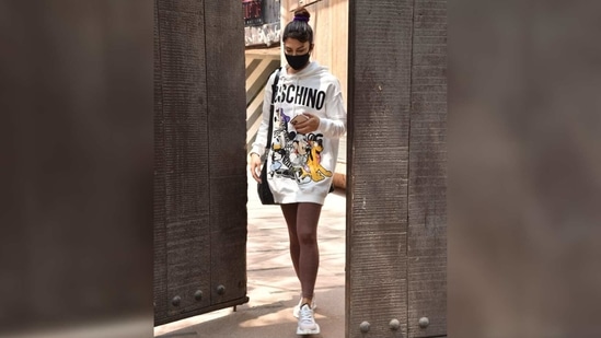 The actor teamed it with a pair of dark brown Yoga pants for her gym session in Juhu, Mumbai.(Varinder Chawla)