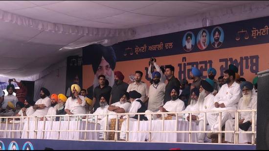 Shiromani Akali Dal president Sukhbir Singh Badal with party leaders of Tarn Taran and Amritsar districts during the party’s Punjab Mangda Jawab rally at Amarkot village on Monday. (HT Photo) Shiromani Akali Dal president Sukhbir Singh Badal with party leaders of Tarn Taran and Amritsar districts during the party’s Punjab Mangda Jawab rally at Amarkot village on Monday. (HT Photo)