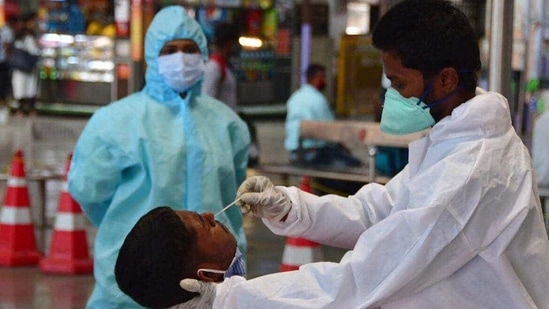 Maharashtra’s capital city of Mumbai, meanwhile also witnessed a slight fall on Monday as 1,713 cases were detected here as against 1,963 on Sunday. (HT file photo) Maharashtra’s capital city of Mumbai, meanwhile also witnessed a slight fall on Monday as 1,713 cases were detected here as against 1,963 on Sunday. (HT file photo)
