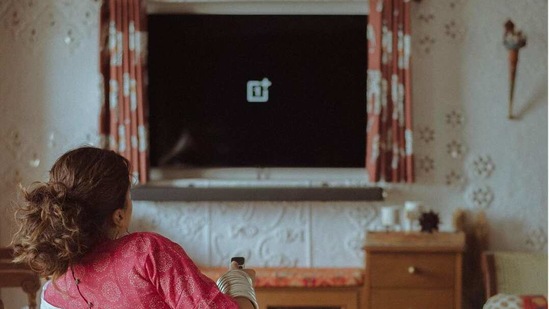 The house now has pretty traditional elements found in desi houses, such as wall art made with red sand, creamy walls and beautiful Indian motifs.