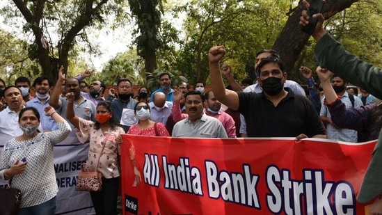 Banks employees protesting against privatization at Parliament street in New Delhi on Monday. (Arvind Yadav/HT) Banks employees protesting against privatization at Parliament street in New Delhi on Monday. (Arvind Yadav/HT)