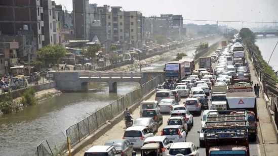 Traffic congestion at Khoda-Ghazipur on the Delhi-Meerut Expressway, in Ghaziabad. (Sakib Ali /Hindustan Times)