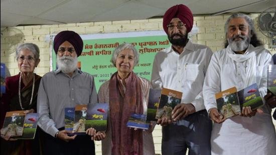 Writer Surjit Patar (second from left) and Punjabi Sahitya Akademi president Ravinder Bhattal (second from right) with author Meenu Bhathal (centre) during the books’ launch in Ludhiana. (HT Photo)