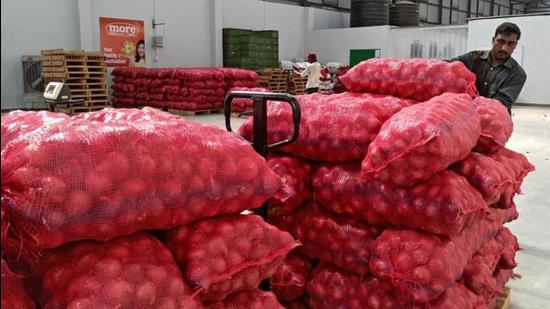 Since onions are a common base ingredient of most Indian dishes and therefore widely consumed, consumers behaviourally are quite sensitive to a rise in onion prices, relative to many other commodities. (HT file photo) Since onions are a common base ingredient of most Indian dishes and therefore widely consumed, consumers behaviourally are quite sensitive to a rise in onion prices, relative to many other commodities. (HT file photo)