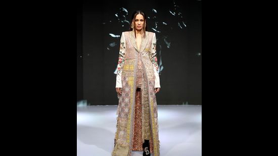 Model Sonalika Sahay rocks a structured look by designer Anamika Khanna at the FDCI x Lakme Fashion Week opening phygital showcase. (Photo: Instagram/FDCIOfficial) Model Sonalika Sahay rocks a structured look by designer Anamika Khanna at the FDCI x Lakme Fashion Week opening phygital showcase. (Photo: Instagram/FDCIOfficial)