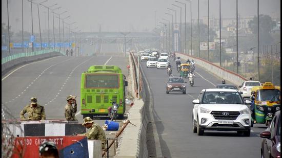 Delhi Police opened a carriageway of the NH-24 to traffic near Ghazipur border, in New Delhi on Monday, March 15. (Sakib Ali /Hindustan Times)