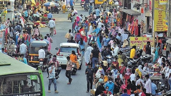 People flout Covid norms at Mahatma Phule Mandai in Pune. (Kalpesh Nukte/HT PHOTO) People flout Covid norms at Mahatma Phule Mandai in Pune. (Kalpesh Nukte/HT PHOTO)