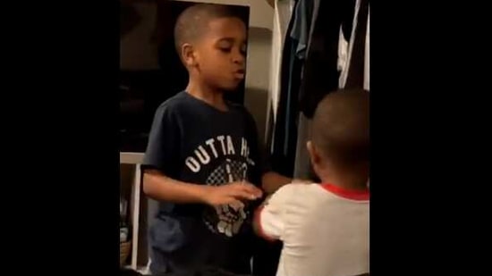 The image shows the two kids talking to each other. (Twitter@Ashleyoutloud) The image shows the two kids talking to each other. (Twitter@Ashleyoutloud)