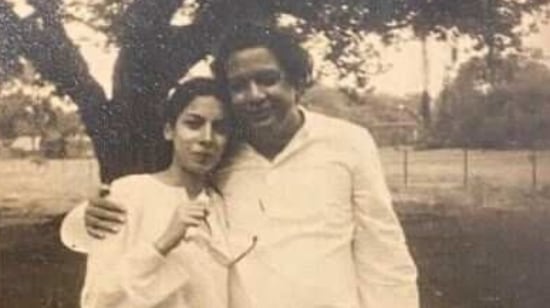 Shabana Azmi poses with her poet father Kaifi Azmi(Instagram)