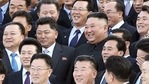 Nesta foto de arquivo de 6 de março, o líder norte-coreano Kim Jong Un (C) é visto participando de uma sessão de fotos com os participantes do Primeiro Curso Curto para Secretários Chefes de Comitês do Partido da Cidade e do Condado em Pyongyang.  (AFP)
