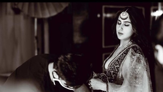 Sara getting dolled up for a shot for Manish Malhotra's Nooraniyat.(Instagram)